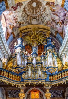 farbenfroh
                           verzierte Orgel und Kirchenfresken in der Basilika Heilige Linde