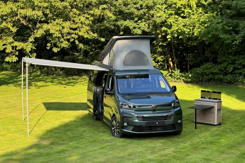 Citroen Holiday mit Hubdach und Markise auf der Wiese