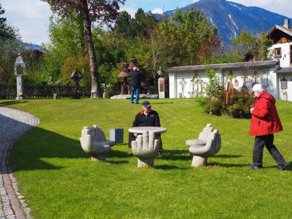 Steinhände zum Sitzen