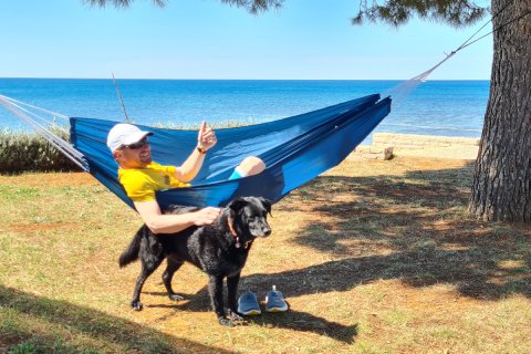 Campen mit Hund an der kroatischen Adria