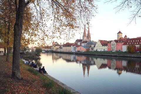 Sonnenuntergang mit Blick auf die wichtigsten
                           Wahrzeichen Regenburgs.