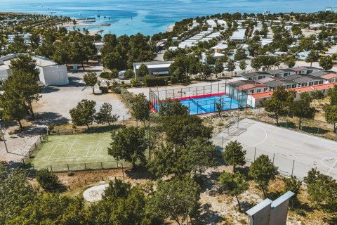 Luftbild Campingplatz mit Pool