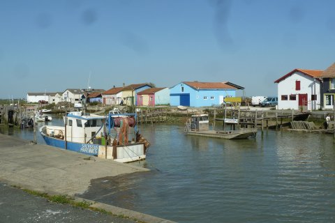Bunte Fischerhütten im Hafen von Marennes.