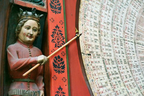 Teil der Danziger astronomischen Kunstuhr aus dem 15. Jahrhundert, untergebracht in der Marienkirche, Figur mit
                           Zeigestab, diese deutet mit der Spitze des Stabs auf das aktuelle Datum.