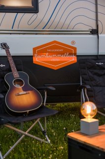Wohnmobil am Abend mit Gitarre