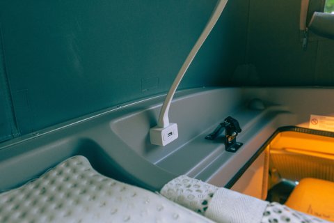 Leselampe mit USB-Anschluss im Schlafdach