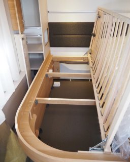 Stauraum unter dem Bett im Inneren des Wohnwagens Adria Adora 593 UP sowie Staumöglichkeiten/Kästen im
                           linken Bereich des Fotos.
