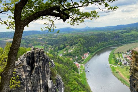 Blick von der Bastei
                           ins Elbtal.
