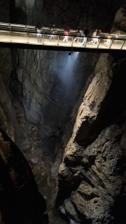 Auf dem Bild ist die Cerkvenik Brücke
                           in den Höhlen von Škocjan in Slowenien zu sehen. Diese überquert eine Schlucht in etwa 40 Metern Höhe