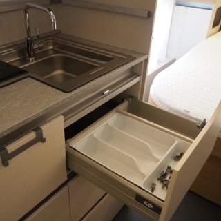 Schublade und Waschbecken in der Küche des Wohnwagens
                           Adria Adora 593 UP.