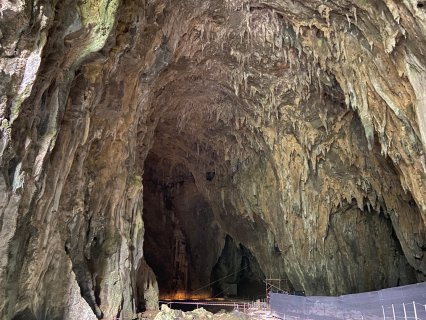 Auf dem Bild sieht man die
                           Höhlen von Škocjan abfotografiert. 