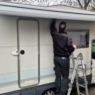 Reparatur einer Markise auf einem Wohnmobil