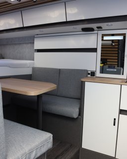 Wohnmobil Weinsberg CaraLife drinnen.
                           4 Sitzplätze un einem ausziehbare Tisch.