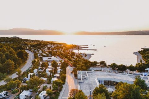 Luftbild Campingplatz am See mit Sonnenuntergang