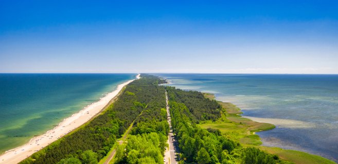 Luftaufnahme auf die rund 35 Kilometer
                           lange Landzunge Hel an der polnischen Ostseeküste. Links im Bild ist die Ostsee, rechts die Danziger Bucht.