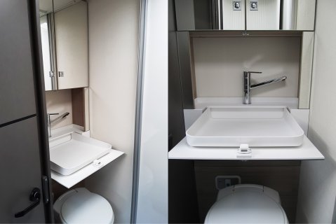 Der Waschtisch spart Platz und wird
                           nur bei Bedarf heraus geklappt.