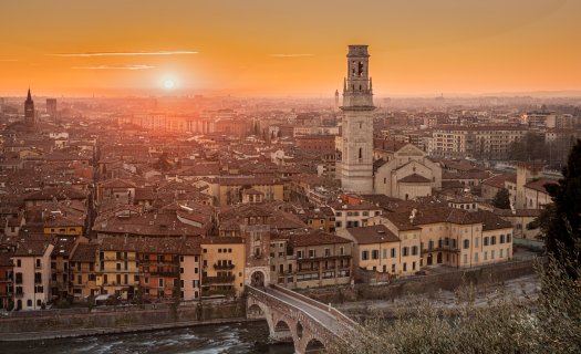 Verona in Italien / Foto von Alessandro
                           Carrarini auf Unsplash