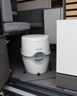 Wohnmobil Weinsberg
                           CaraLife. Toilette verschidet unter der Sitzbank.