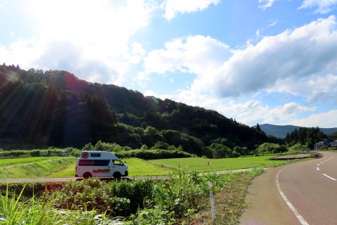 Campervan im Reisfelden in Japan