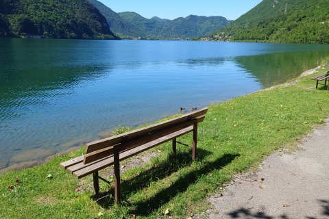 Holz Couch mit Wasser im Hintergrund