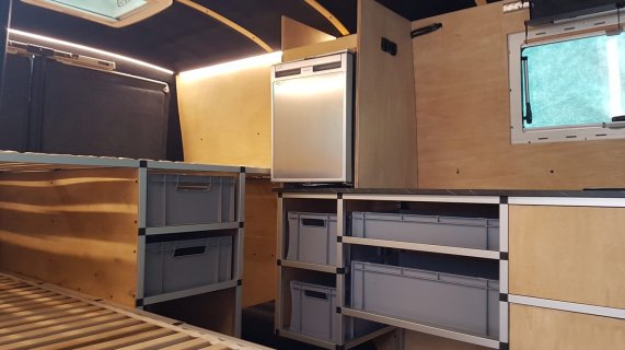 Kompletter, neuer Innenausbau in einem Kastenwagen