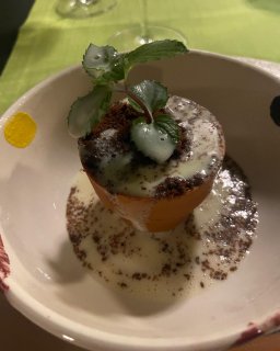 Ein originelles Dessert
                           in einer rustikalen Schale. Es sieht aus wie ein winziger Blumentopf, der mit einer dunklen Masse und 