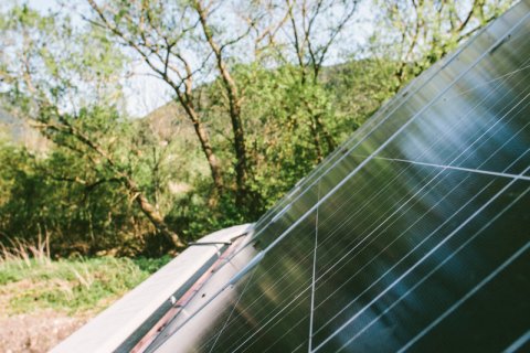 Eine Photovoltaikanlage
                           sorgt für den eigenen Strom. 