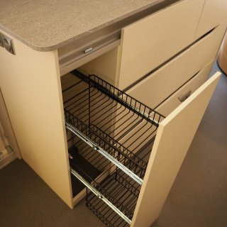 Ausziehbarer Stauraum/Regal in der Küche des Wohnwagens
                           Adria Adora 593 UP.