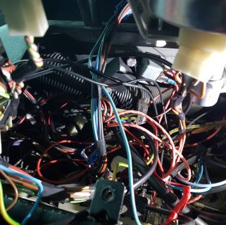 verwirrter Kabelsalat eines Wohnmobils 