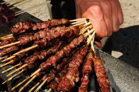 In
                           den Saloon-ähnlichen Fleischereien auf dem Campo gibt es schmackhafte Fleischspieße zum Grillen.