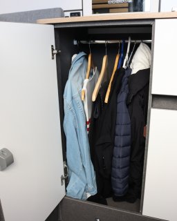Wohnmobil Weinsberg CaraLife Kleidungschrank mit Kleidung