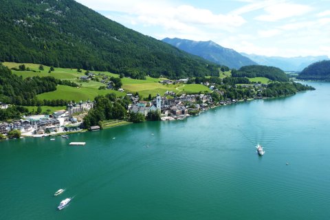 St. Wolfgang liegt am Fuße des Schafbergs.