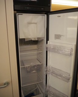 Leerer und ausgeschalteter Kühlschrank im Inneren des Wohnwagens Adria Adora 593 UP.