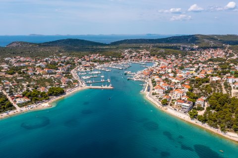 Luftbild der Bucht von Jezera mit Häfen