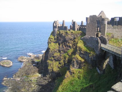 Dunluce Castle droht ins Meer zu stürzen