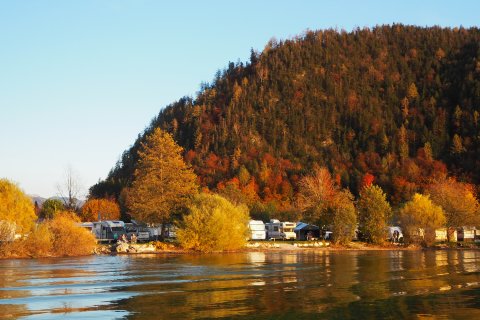 Logenplätze direkt am Wasser, am Campingplatz Berau.