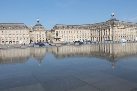 Eines der beliebtesten
                           Wahrzeichen von Bordeaux - der Wasserspiegel „miroir d'eau“.