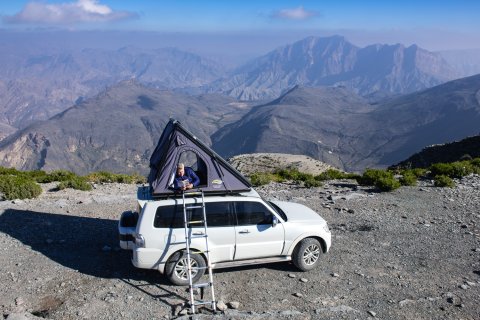 Reisebericht Oman Stellplatz an der Felskante
                           bei Hat