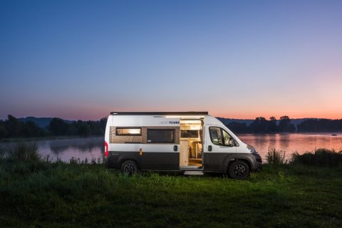 Wohnmobil vor See mit schönen Himmel. 