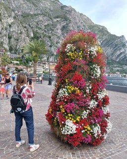 Frau mit Blumen Baum