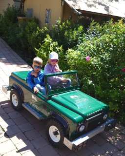 Kinder in einem kleinen Auto