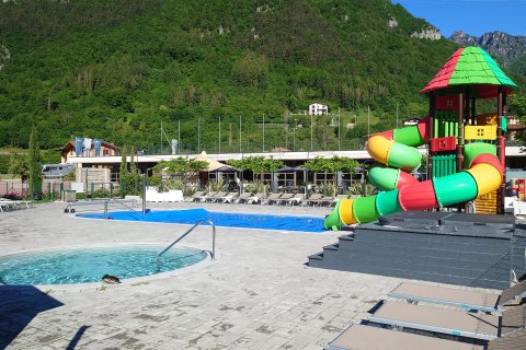 Schwimmbad draußen am Campingplatz mit eine Rutsche für Kinder.