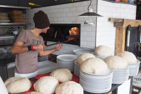 Eine großartige Pizza bekommt man im „Hias“.