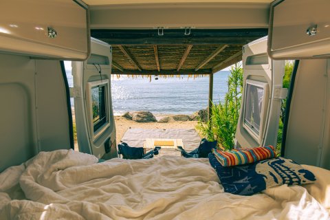 Aussicht aus dem Bett bei offenen Hecktüren aufs Meer