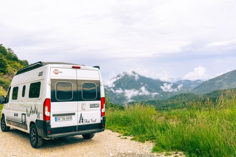 Auto von hinten neben der Straße fotografiert, im Hintergrund die Verdon-Schlucht.