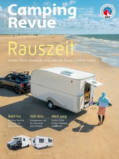 Cover Camping Revue 2/2025. Wohnwagen Beachy am Strand.