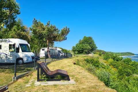 Campingplatz am Meer mit Wohmobil