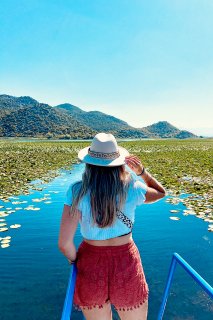 Shkodra See, Frau auf einen Boot am Wasser