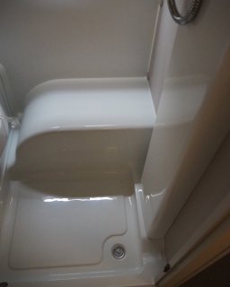 Boden der Dusche im Innenbereich des Wohnwagens Adria Adora 593 UP.