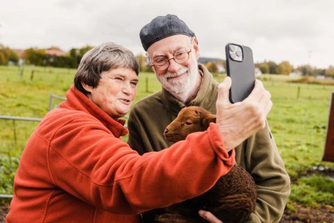 Altes Pärchen macht ein Selfie